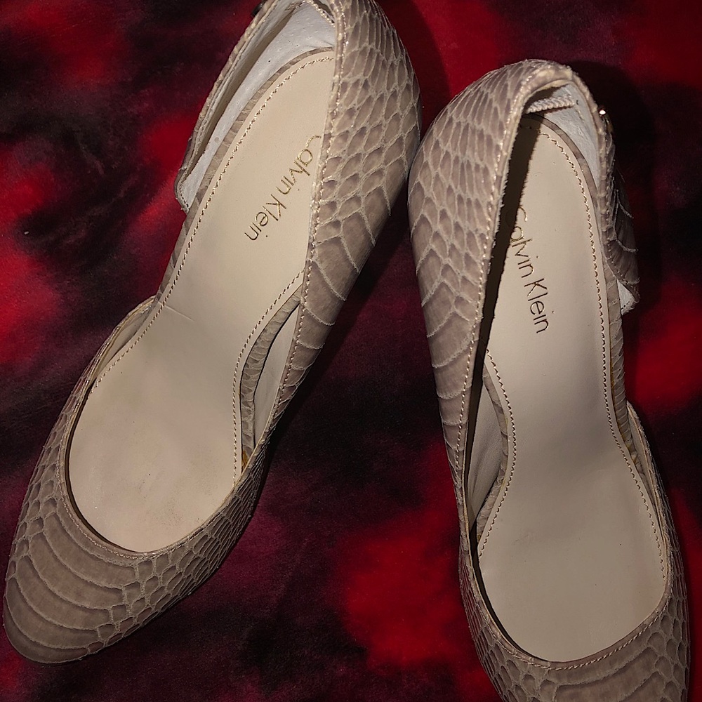 Nude pumps